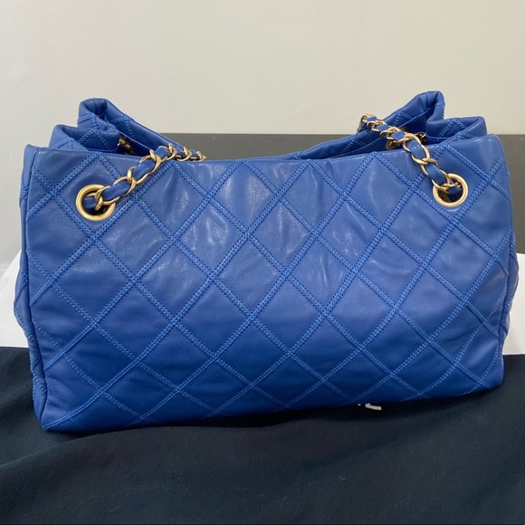 💙💙Gorgeous Chanel CC Quailted tote bag - Picture 2 of 11